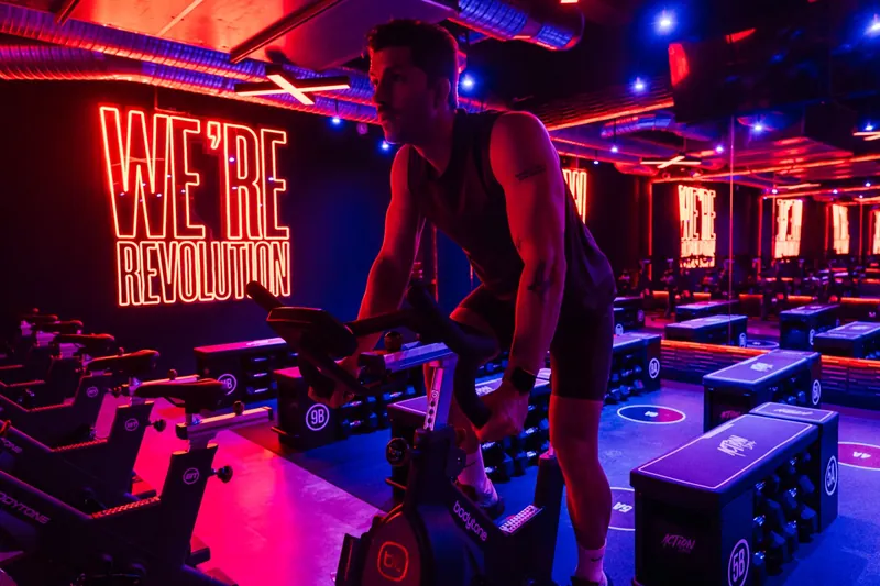 Ein mit Bodytone-Geräten ausgestatteter Indoor-Cycling-Bereich.