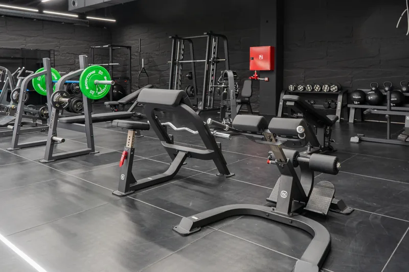 Ein Freihantelbereich mit Racks, Bänken, Hantelstangen und Kurzhanteln von Bodytone.